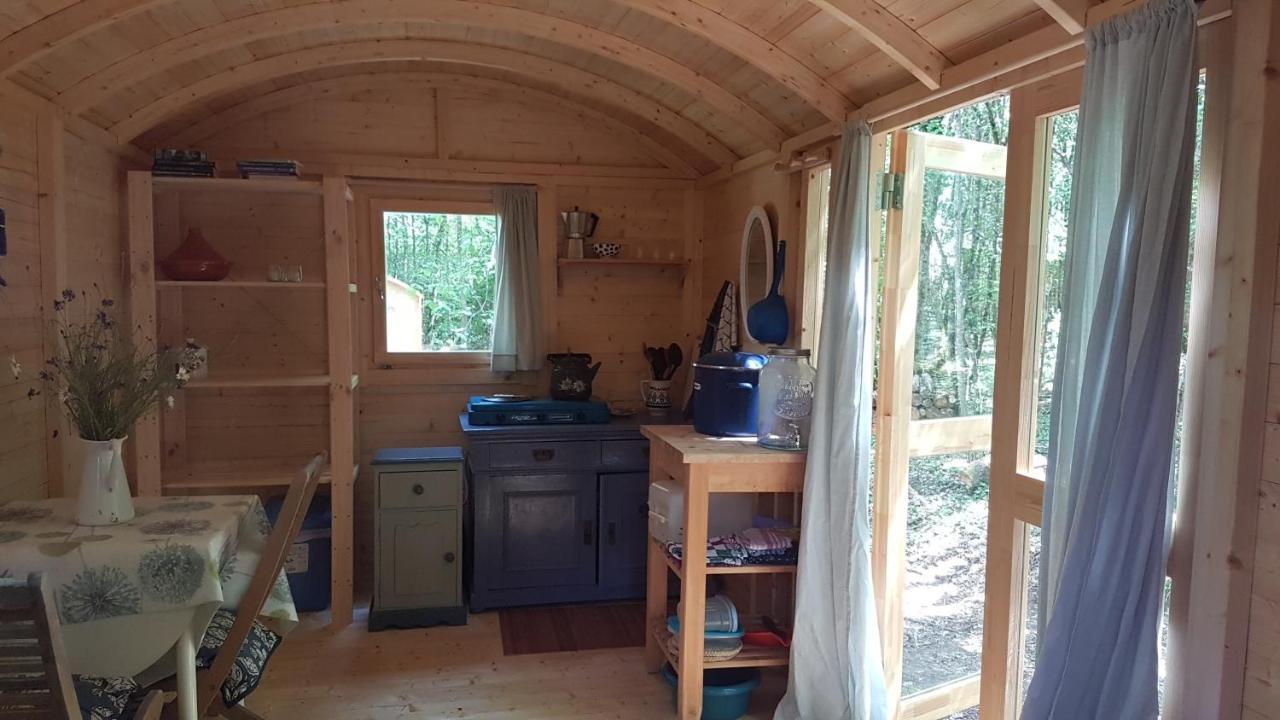 Lovely 2-Bed Shepherds Hut In A Forest Sougeres-en-Puisaye Εξωτερικό φωτογραφία